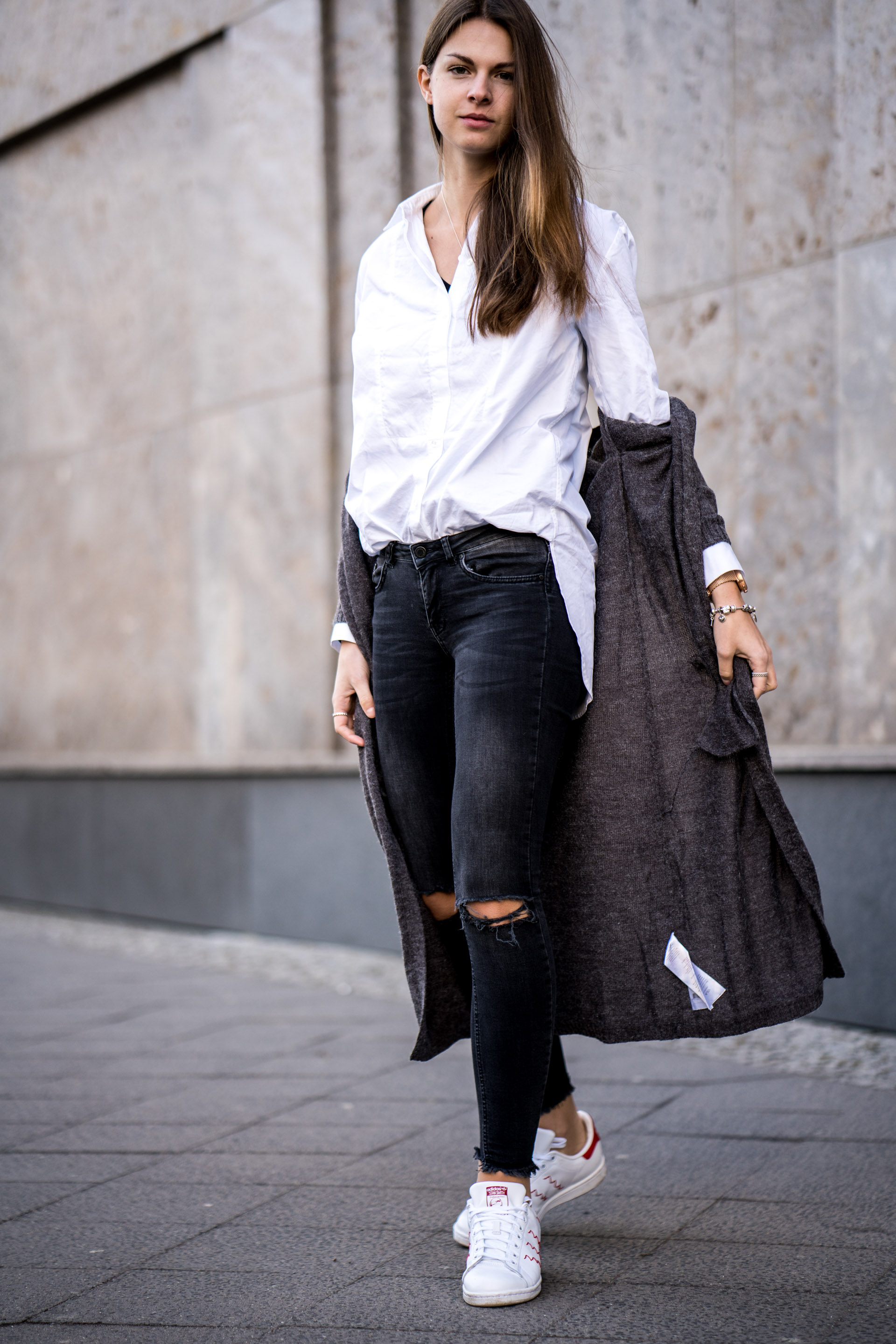 Casual Chic Office Outfit White Shirt and destroyed Jeans