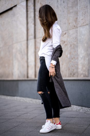 Casual Chic Office Outfit - White Shirt and destroyed Jeans