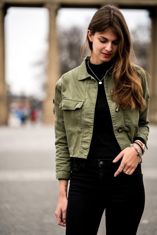How to wear a cropped army jacket Fashionblog Berlin