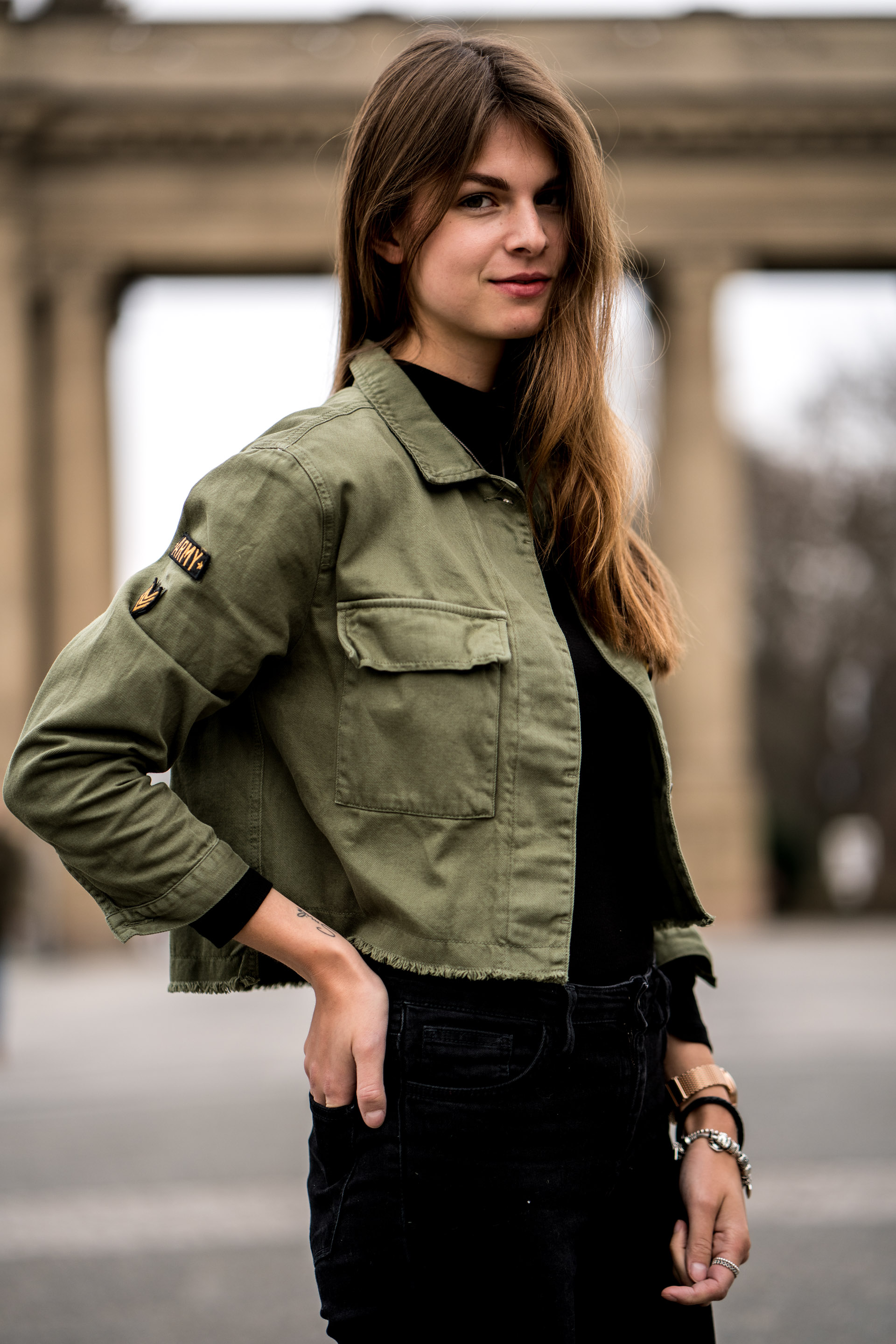 How to wear a cropped army jacket Fashionblog Berlin