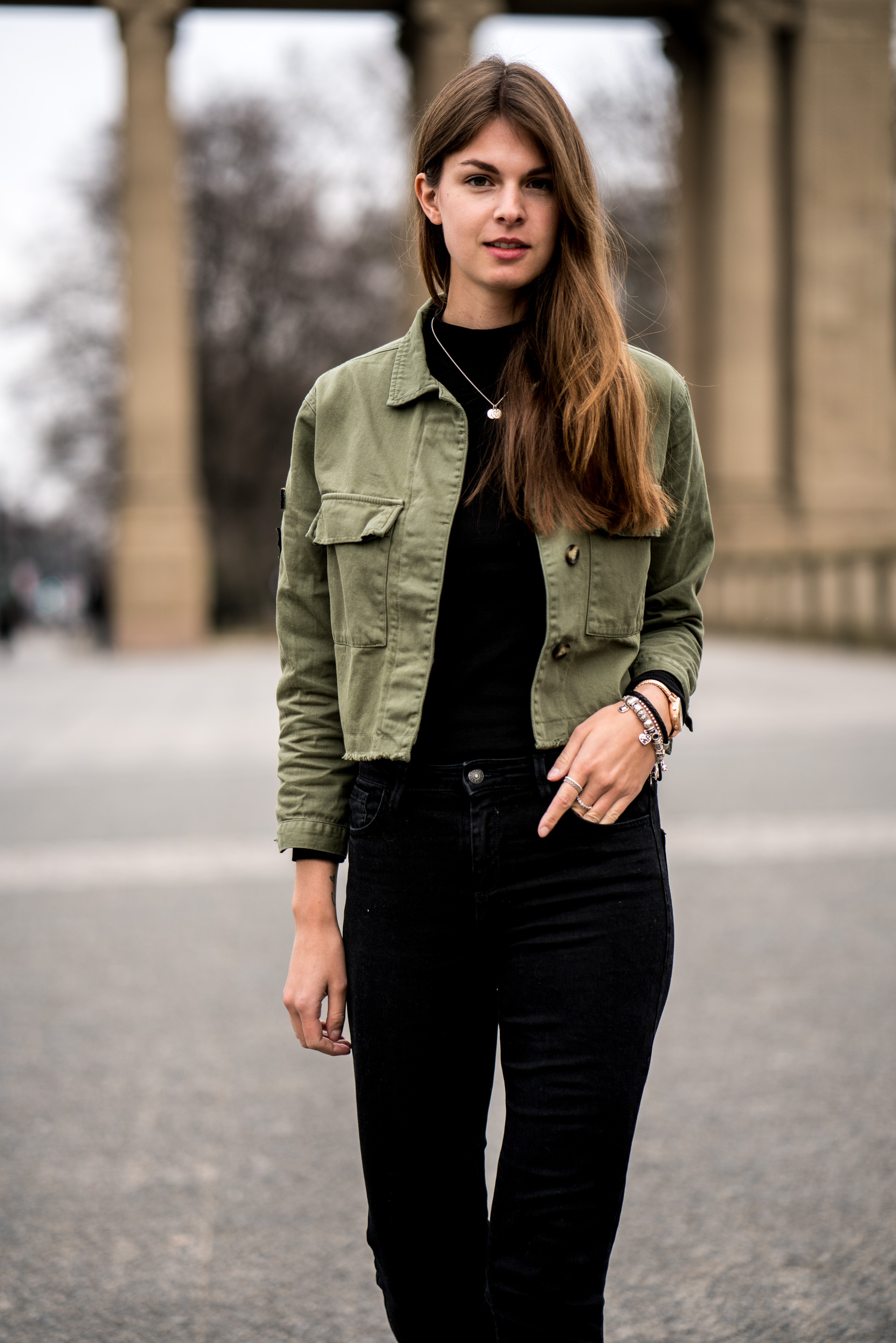 How to wear a cropped army jacket Fashionblog Berlin