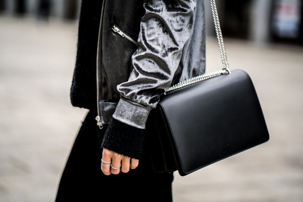 schwarze Agneel Tasche mit silberner Kette