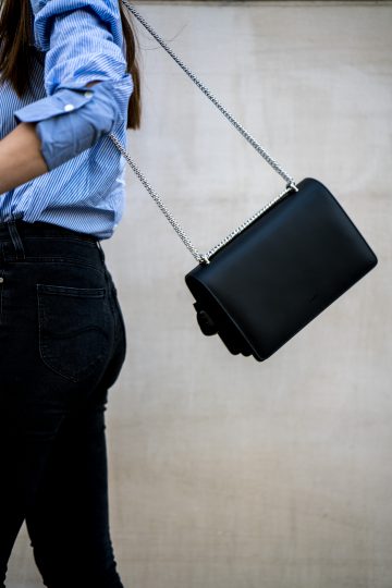 schwarze Tasche mit silberner Kette