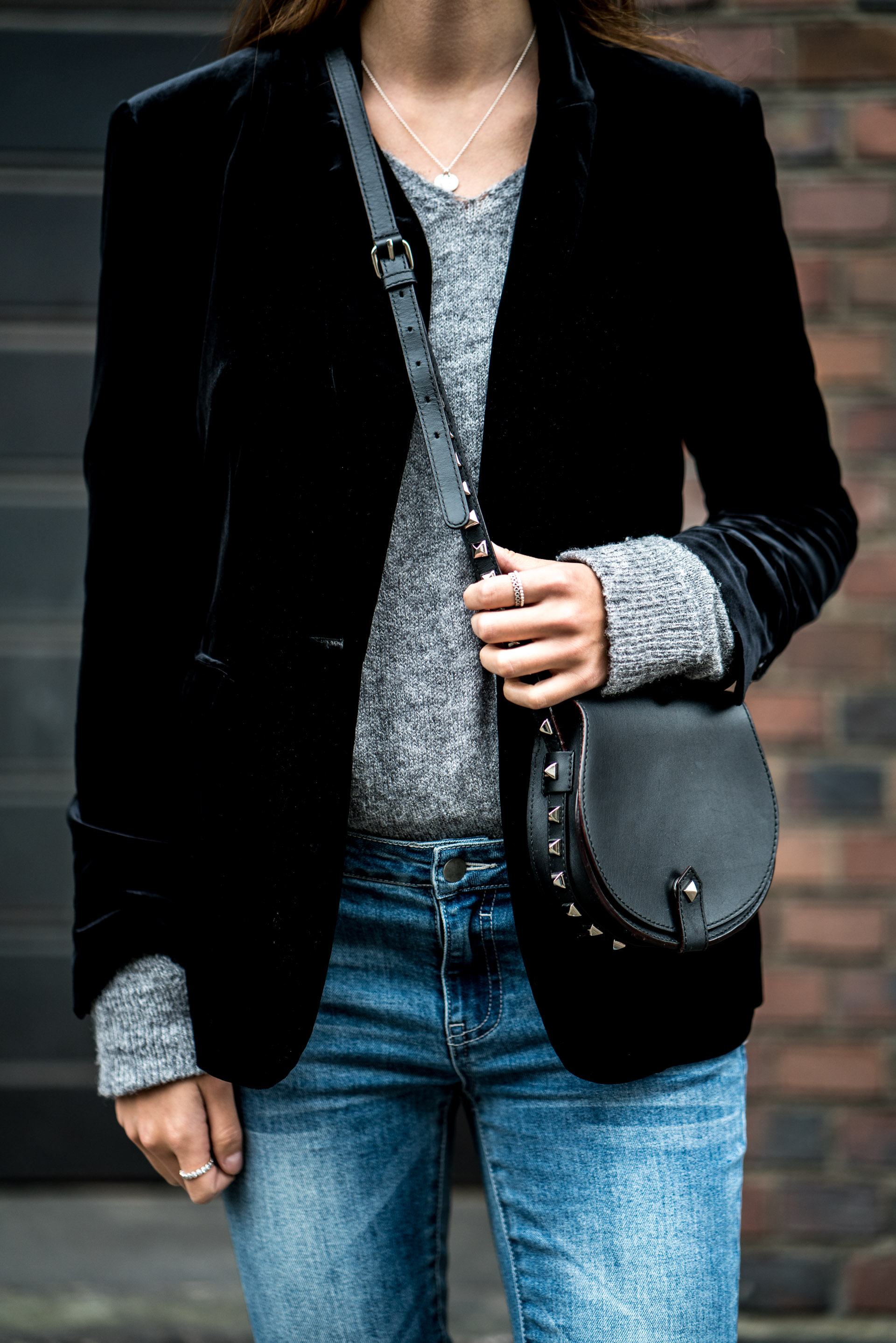 How to wear a black velvet blazer Casual Chic Outfit
