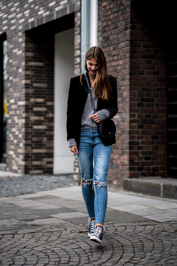 How to wear a black velvet blazer Casual Chic Outfit