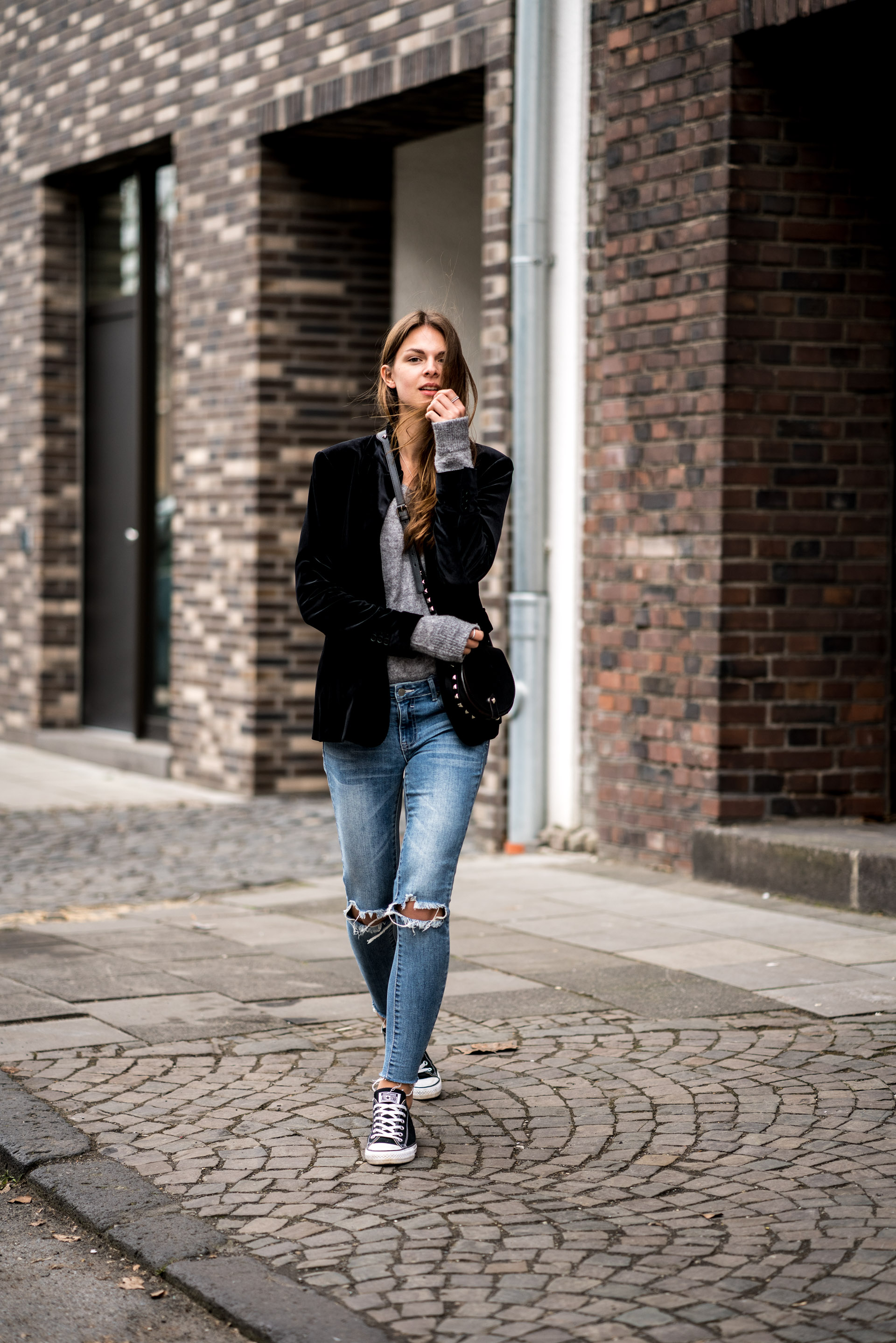 How to wear a black velvet blazer Casual Chic Outfit