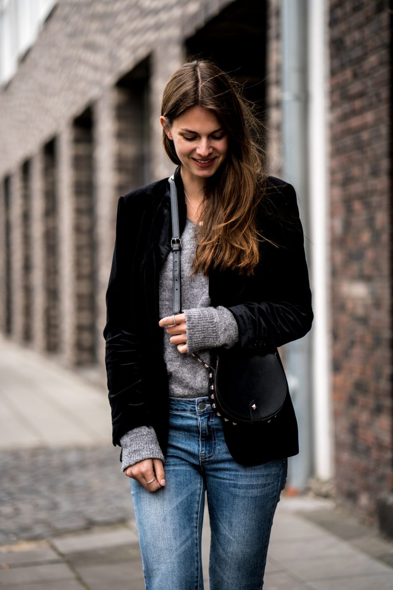How to wear a black velvet blazer Casual Chic Outfit