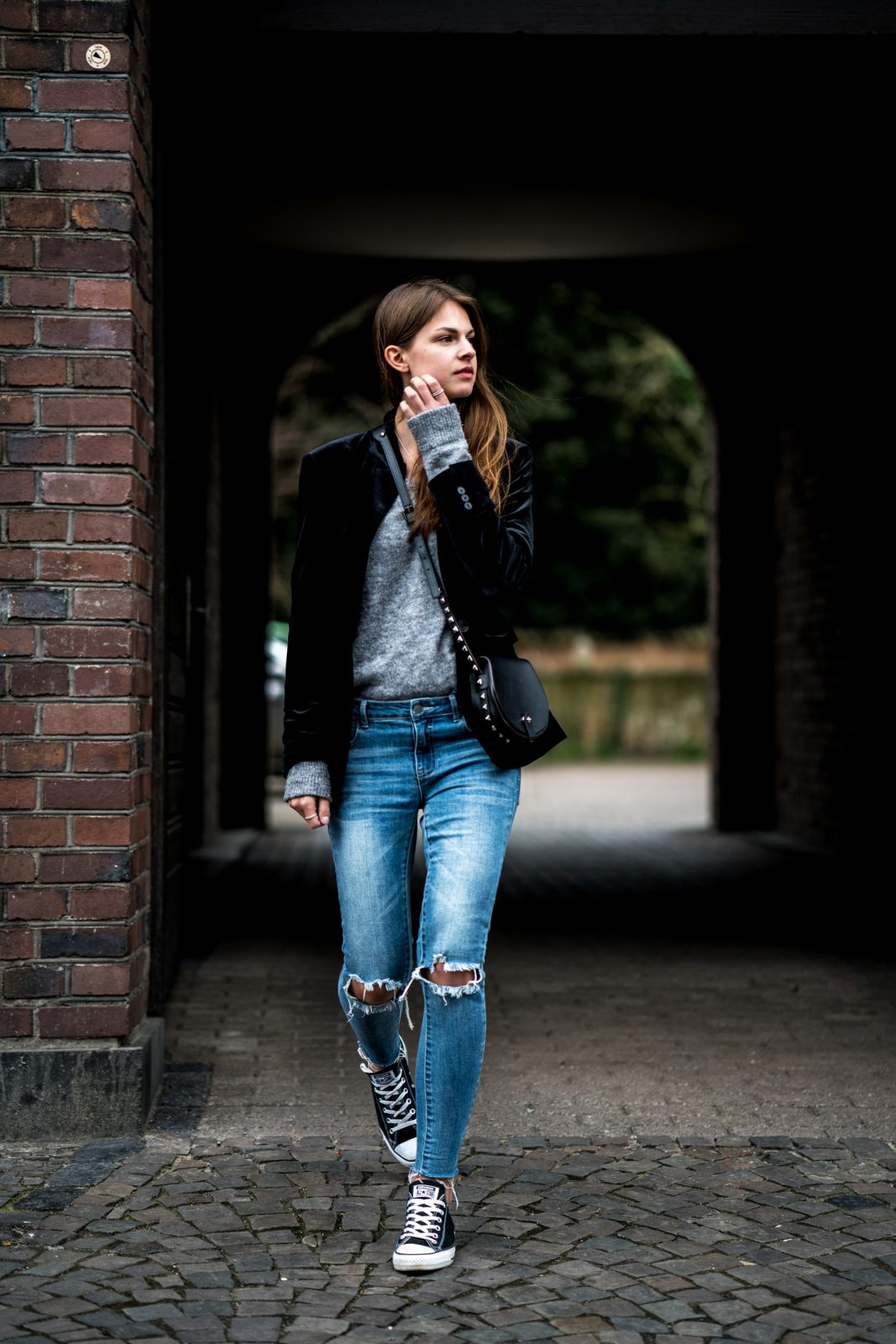 How to wear a black velvet blazer Casual Chic Outfit