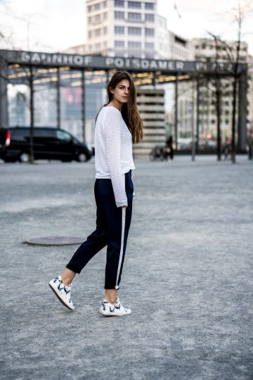 how to wear white sneakers