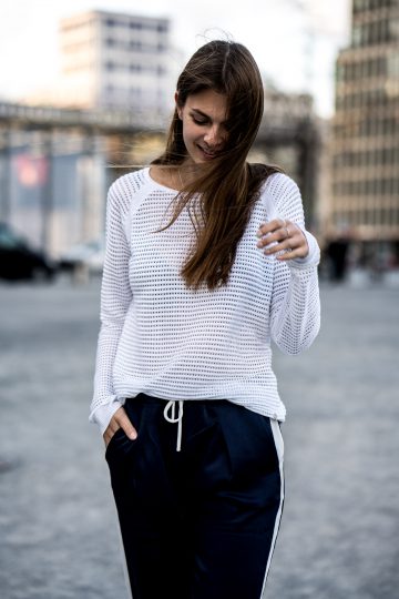 weiÃer Pullover mit Lochmuster