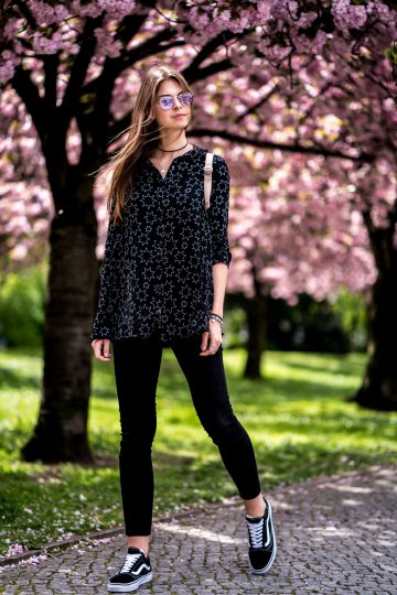 Wie trägt man eine schwarze Jeans