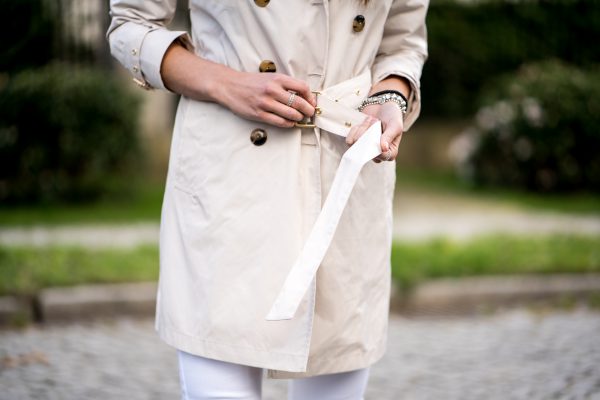 Trenchcoat with golden details