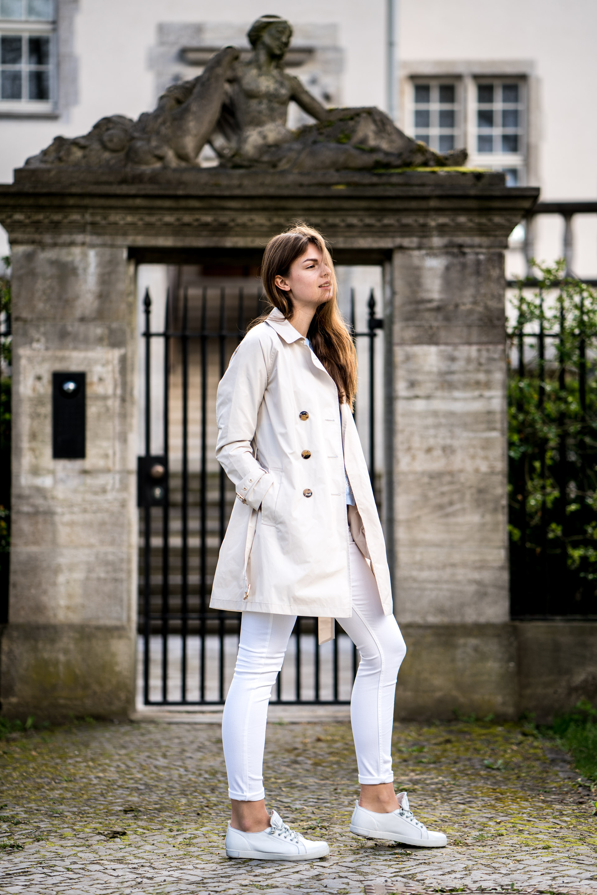 Trenchcoat, White Jeans and Top with Flower Embroidery || Spring Outfit