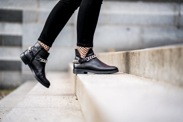 schwarze Boots mit Kette