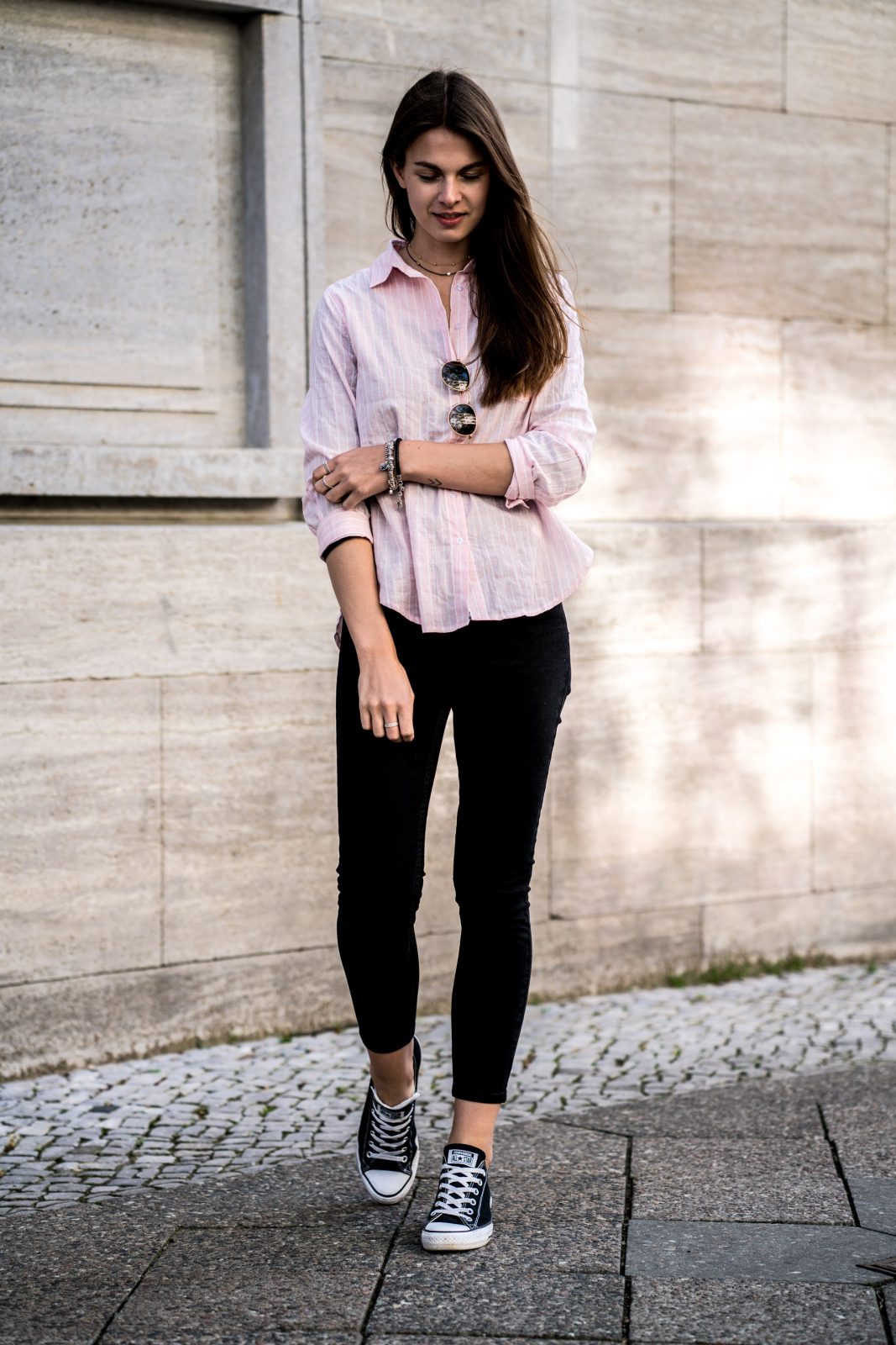 Pink Shirt and Black Jeans Casual Spring Outfit