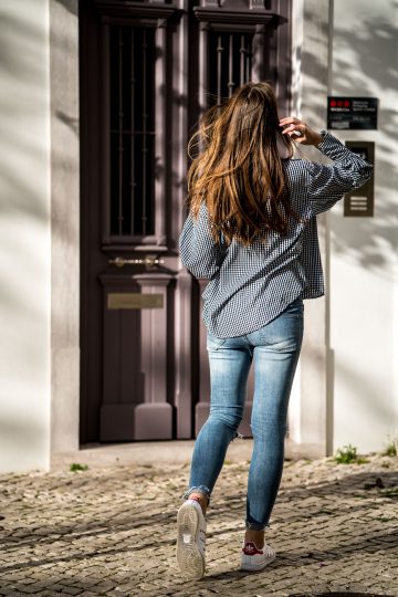 Wie trägt man blaue Jeans