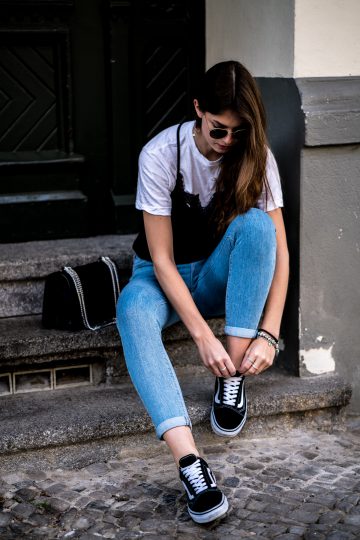 how to wear black Sneakers