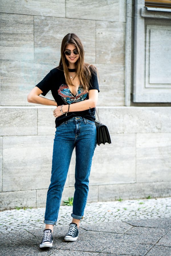 Low V-Neck Choker T-Shirt || Spring Outfit 2017 || Fashionblog Berlin