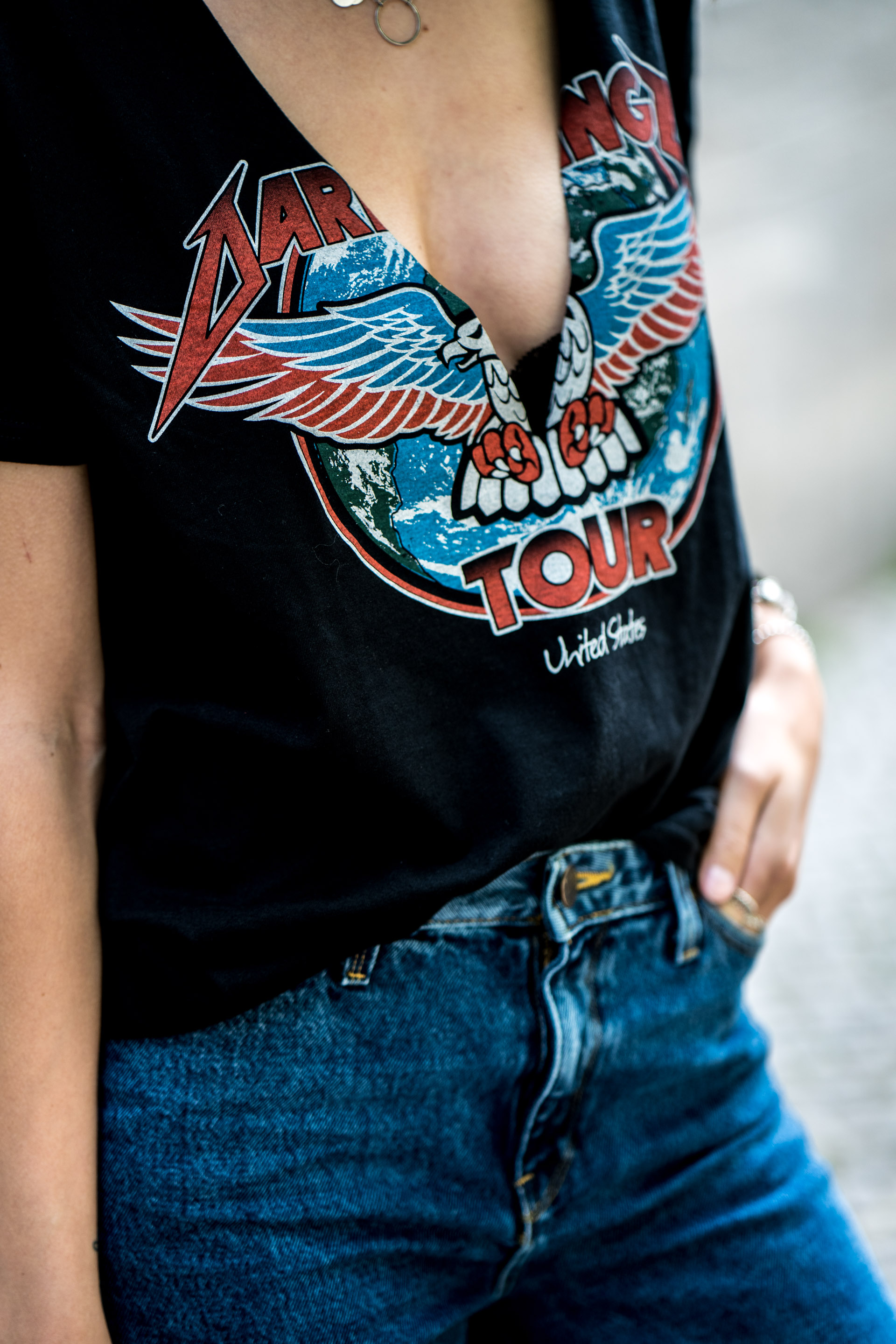Low V-Neck Choker T-Shirt || Spring Outfit 2017 || Fashionblog Berlin