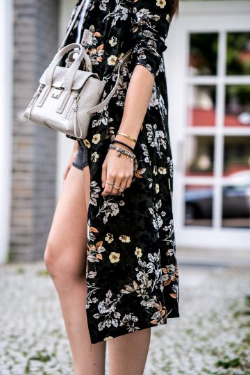 Wie trägt man eine cross-body Tasche