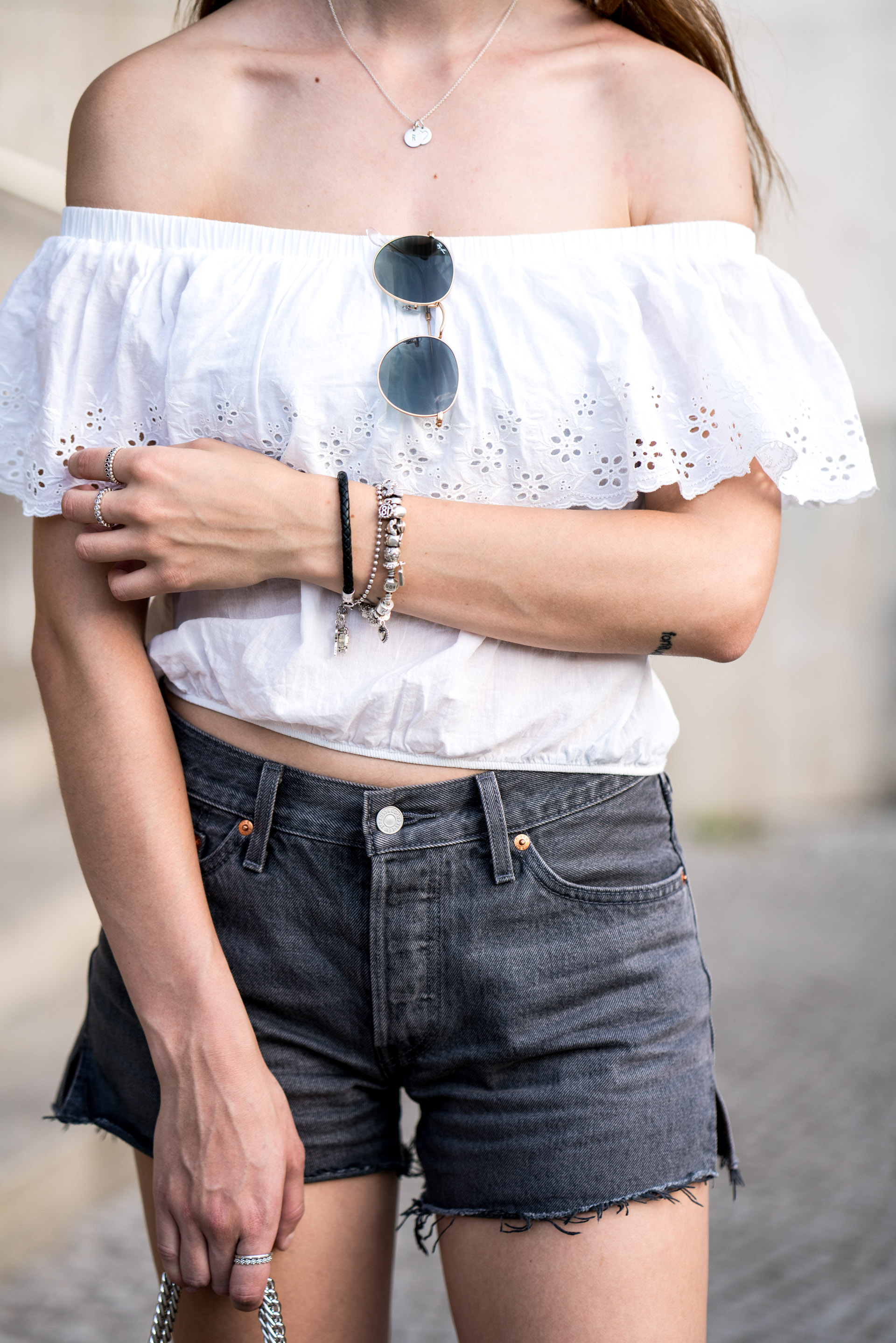 Summer Outfit Levi's Shorts and Off Shoulder Shirt Fashionblog Berlin