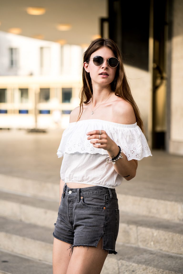 Summer Outfit: Levi's Shorts and Off Shoulder Shirt || Fashionblog Berlin