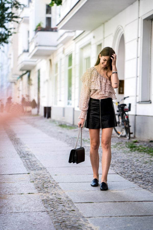 One Shoulder Shirt and Leather Skirt || Summer Trends 2017 Fashionblog