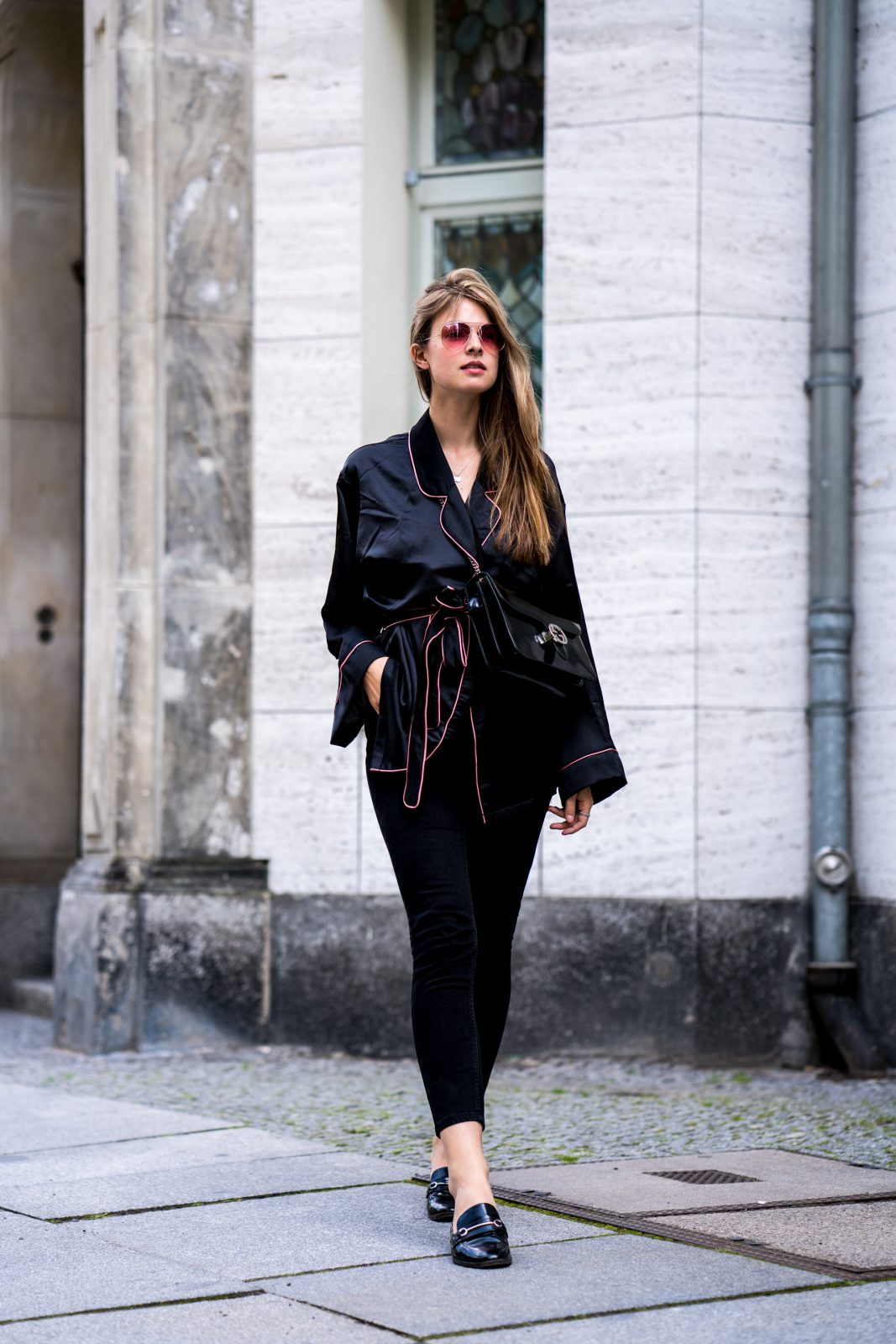 Black Robe || How to wear the pyjama style || Fashionblog Berlin