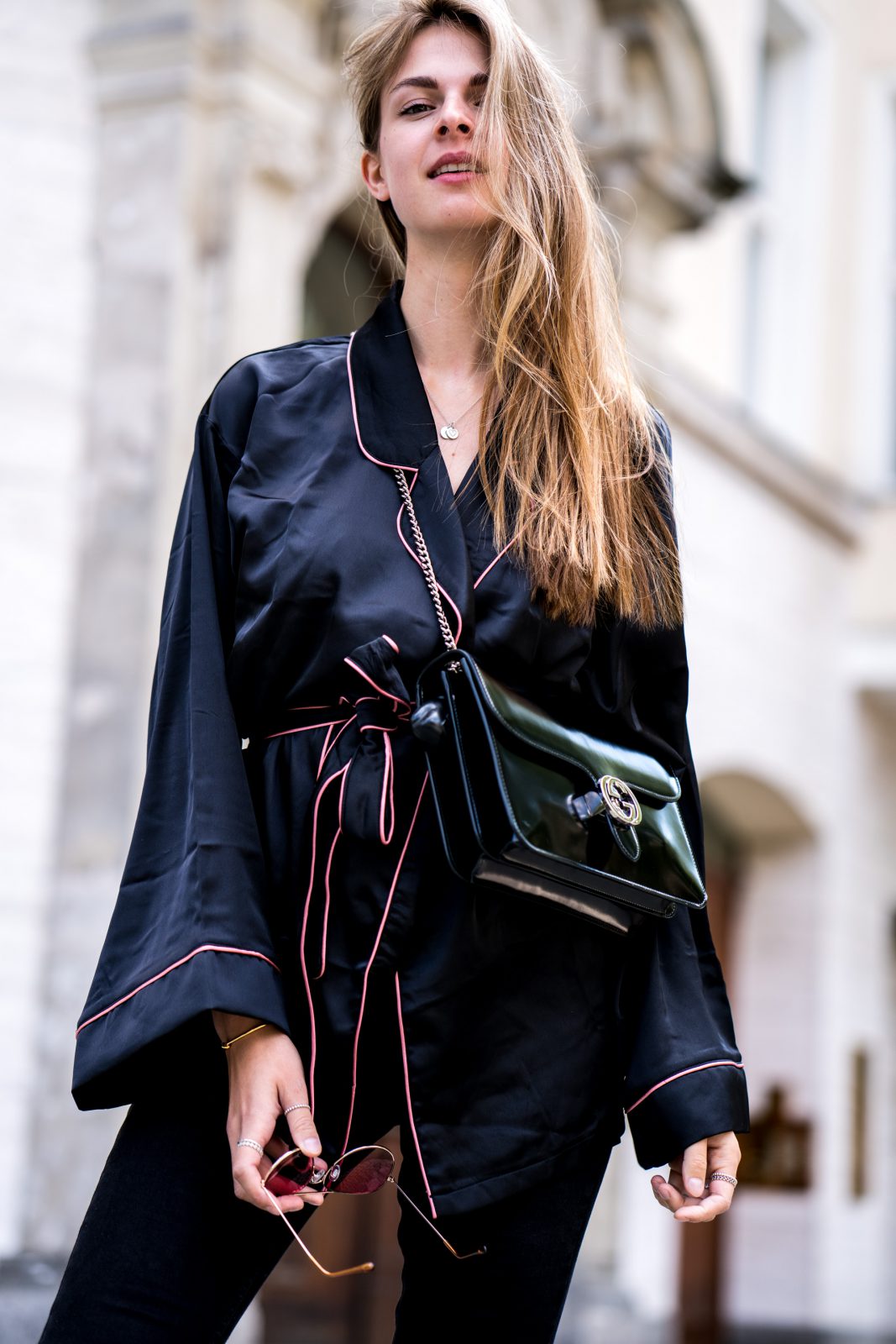 Black Robe || How to wear the pyjama style || Fashionblog Berlin