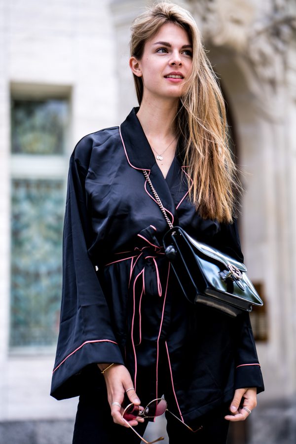 Black Robe || How to wear the pyjama style || Fashionblog Berlin