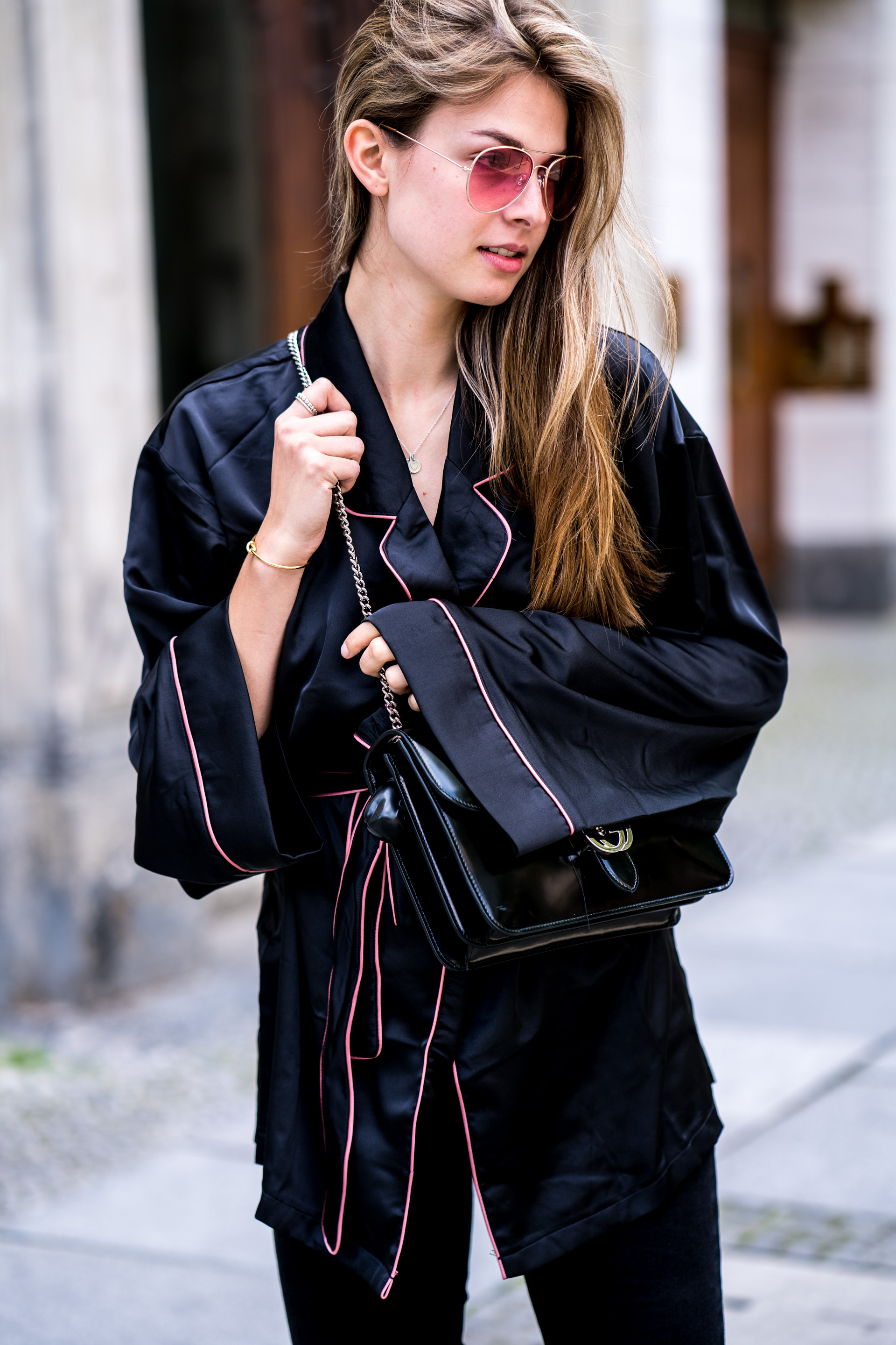 Black Robe || How to wear the pyjama style || Fashionblog Berlin