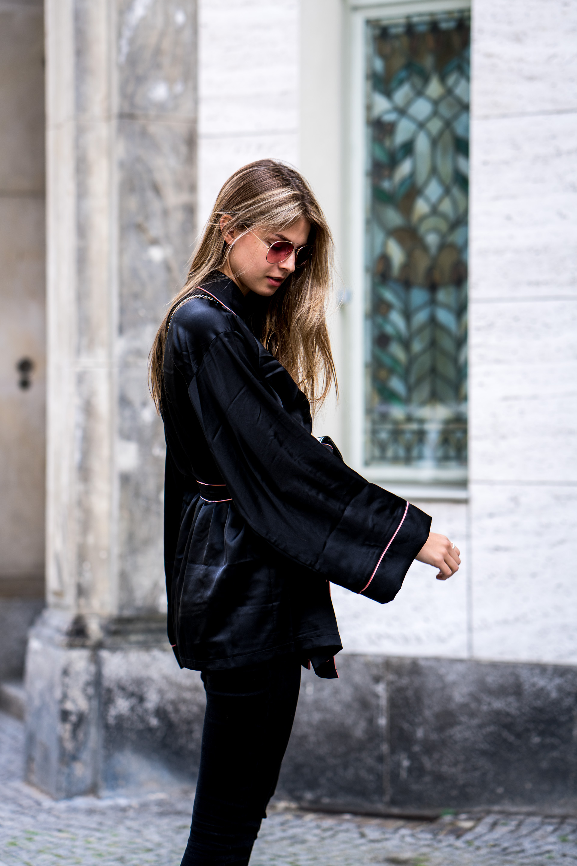 Black Robe || How to wear the pyjama style || Fashionblog Berlin
