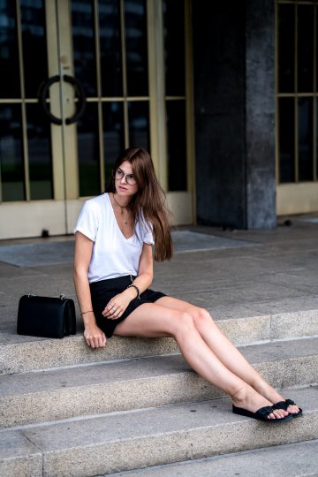 Wearing a black Skirt with Zipper Details in summer || Fashionblog Berlin