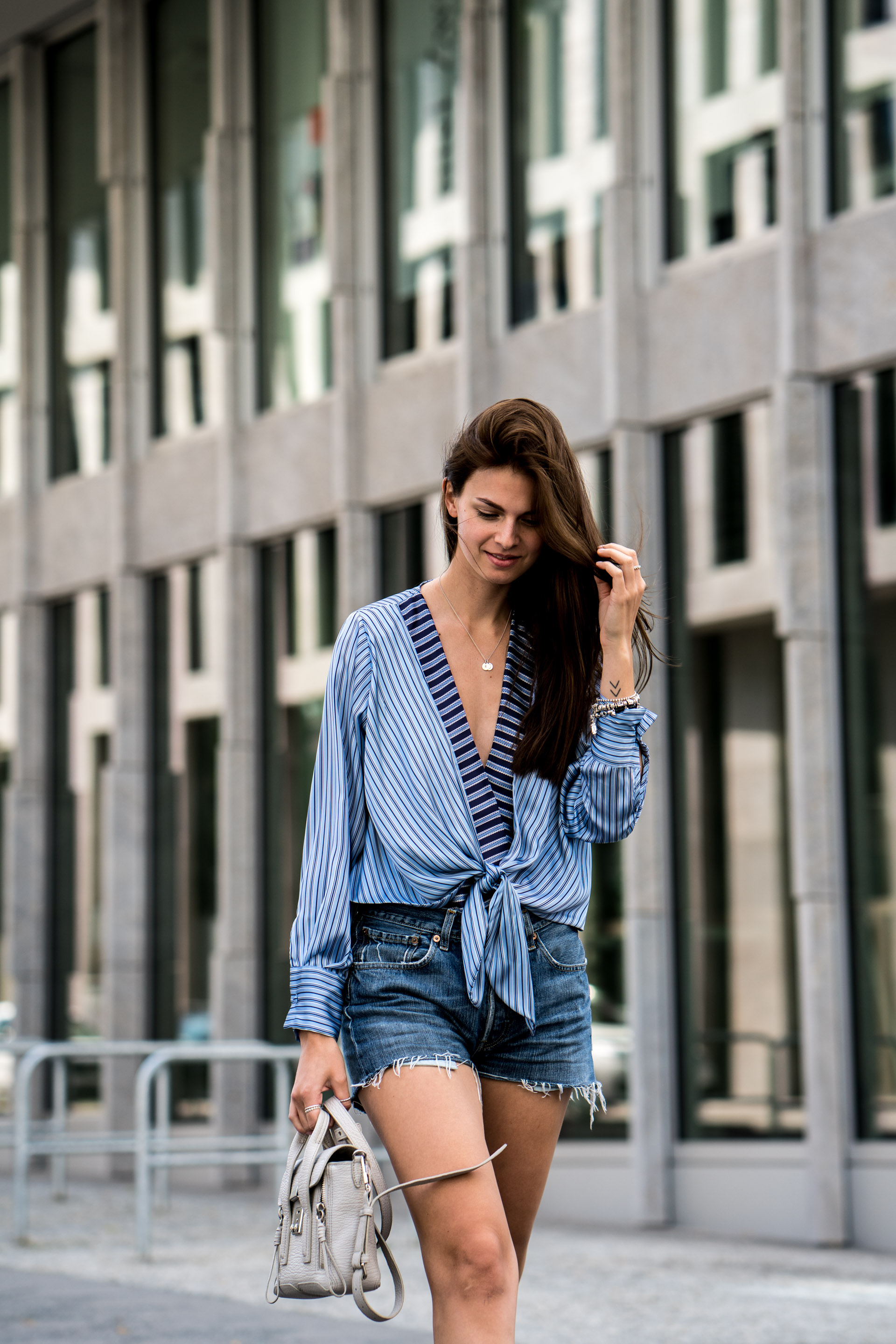 How to wear a low neckline body || Fashionblog Berlin || Summer Outfit