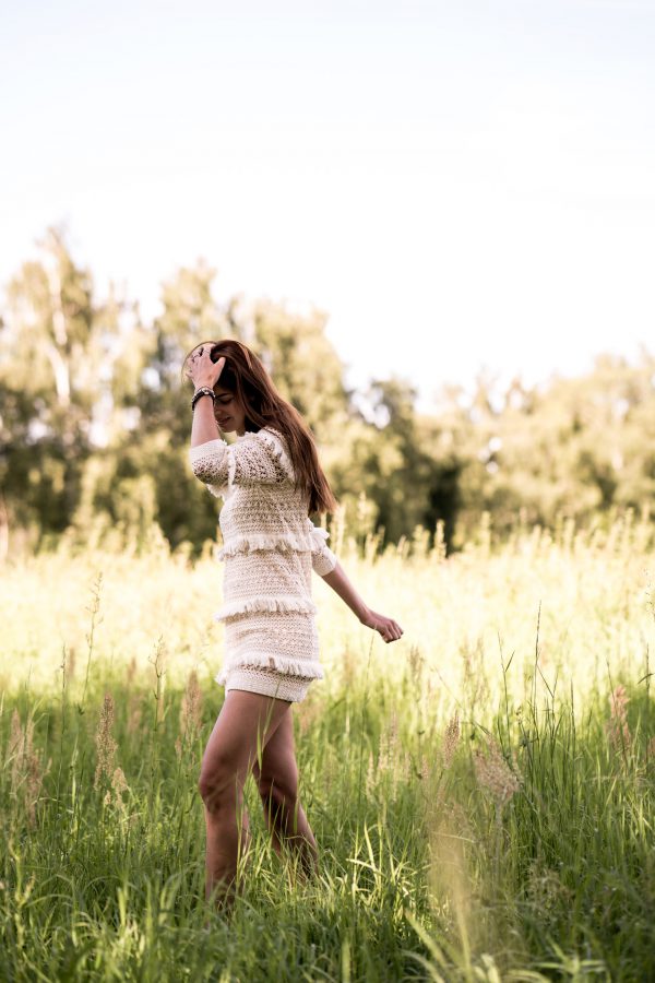 Wearing a beige fringe dress in the fields || How to take pictures in a