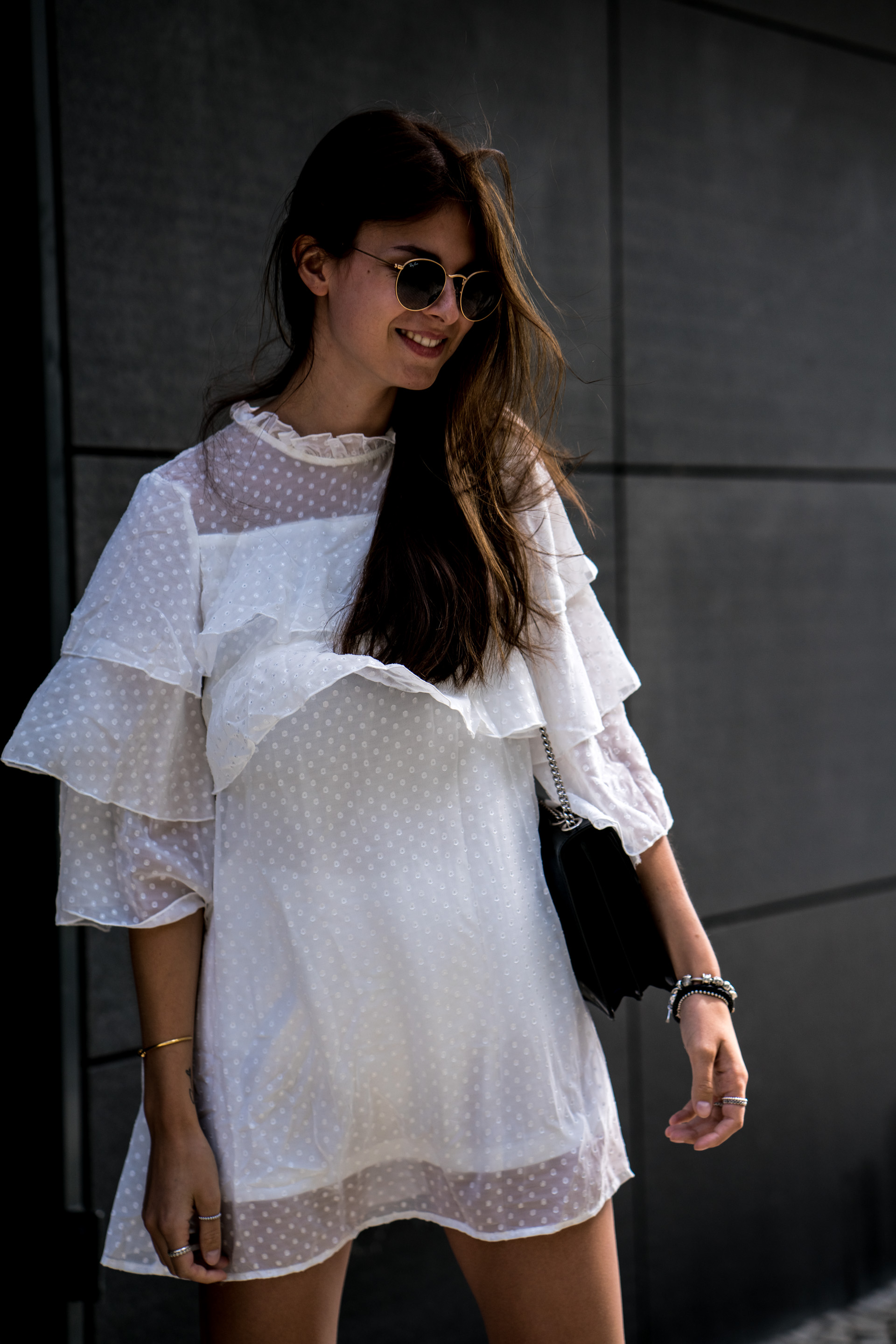 How to wear a White Dress with Ruffle Details || Fashionblog Berlin