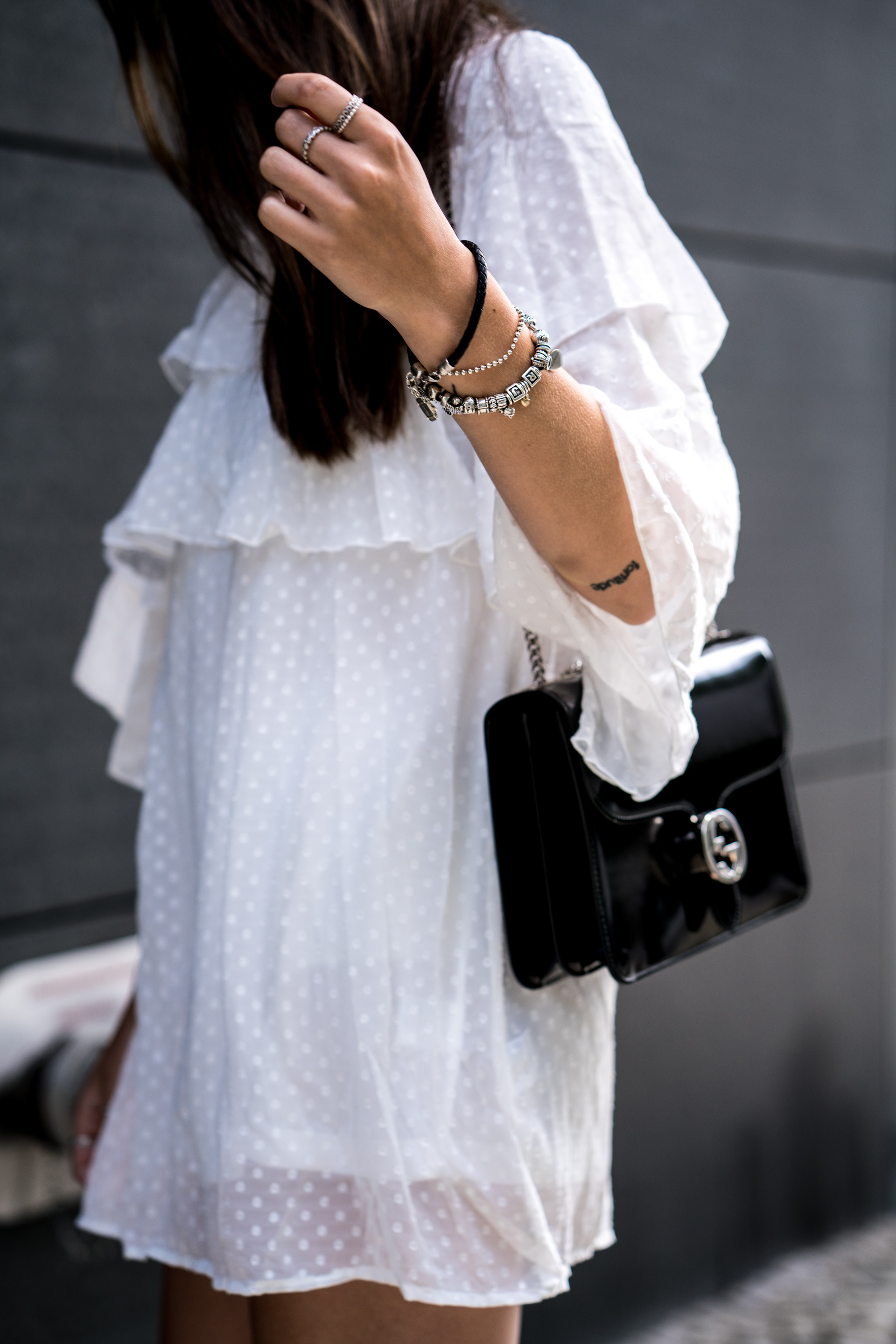How to wear a White Dress with Ruffle Details || Fashionblog Berlin