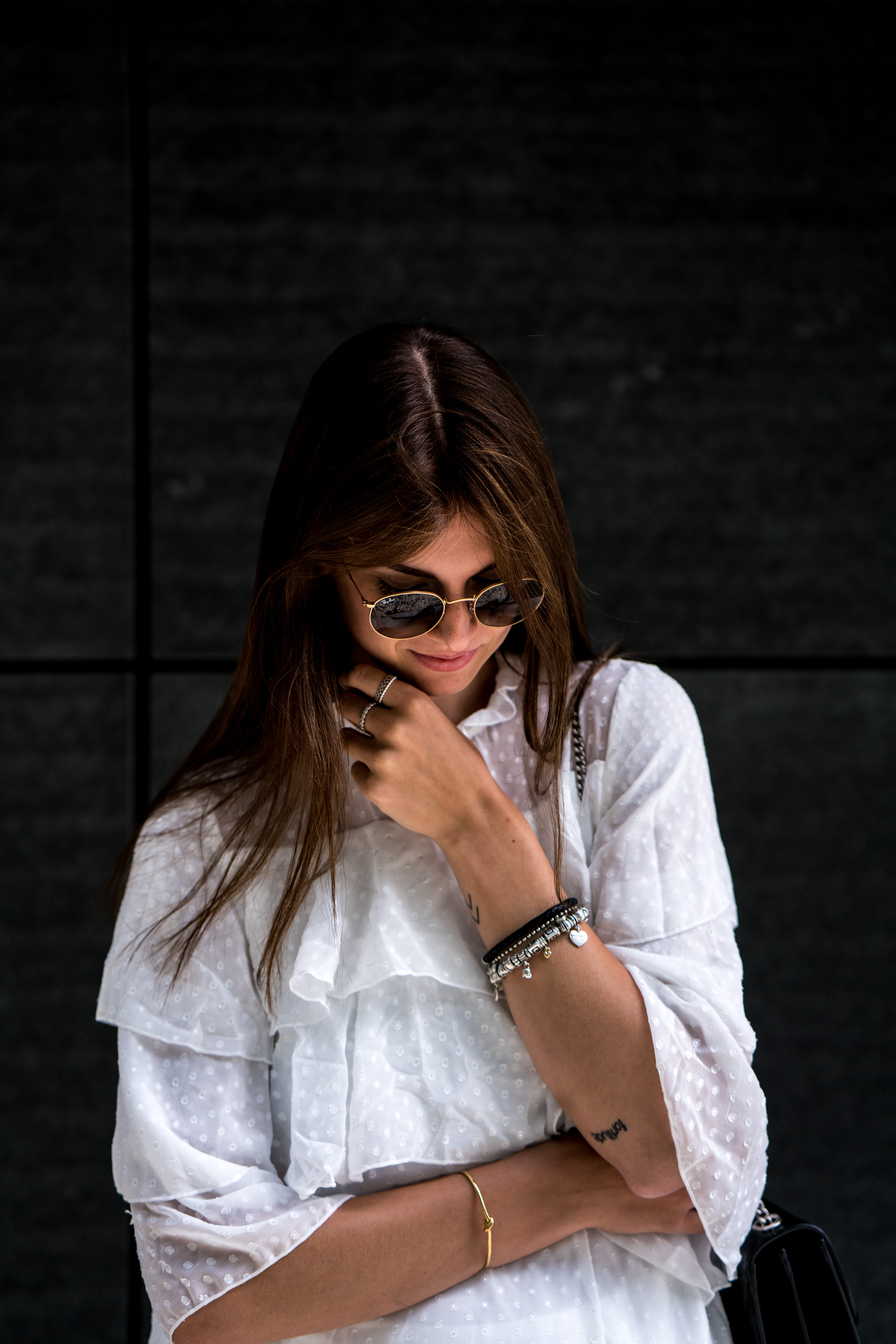 How to wear a White Dress with Ruffle Details || Fashionblog Berlin