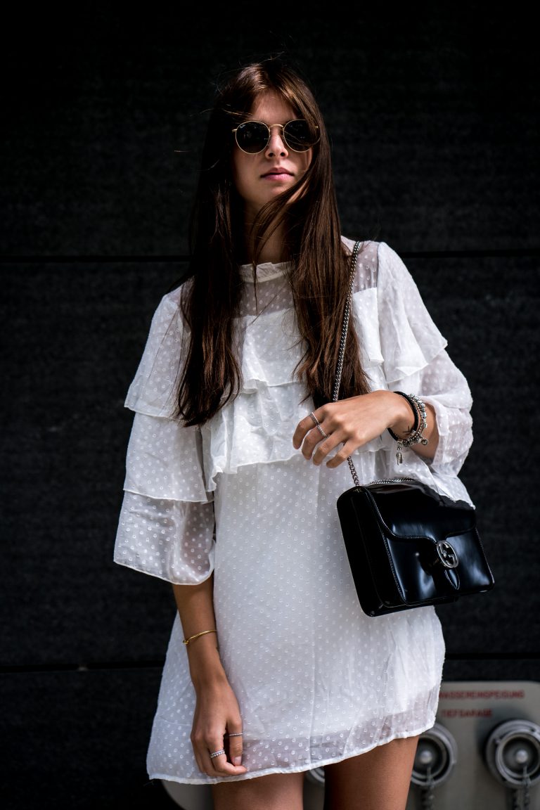 How to wear a White Dress with Ruffle Details || Fashionblog Berlin