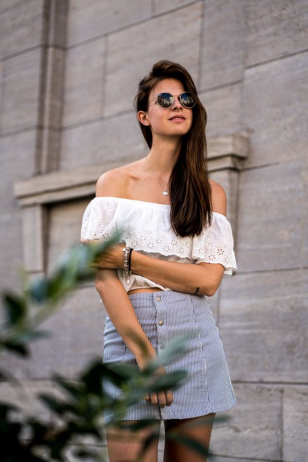 How to combine a white off shoulder shirt in summer || Fashionblog Berlin