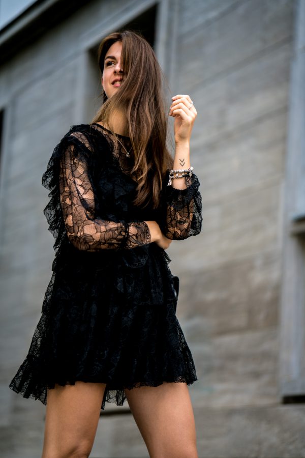 Wearing a Black Lace Dress in Summer || Fashionblog Berlin