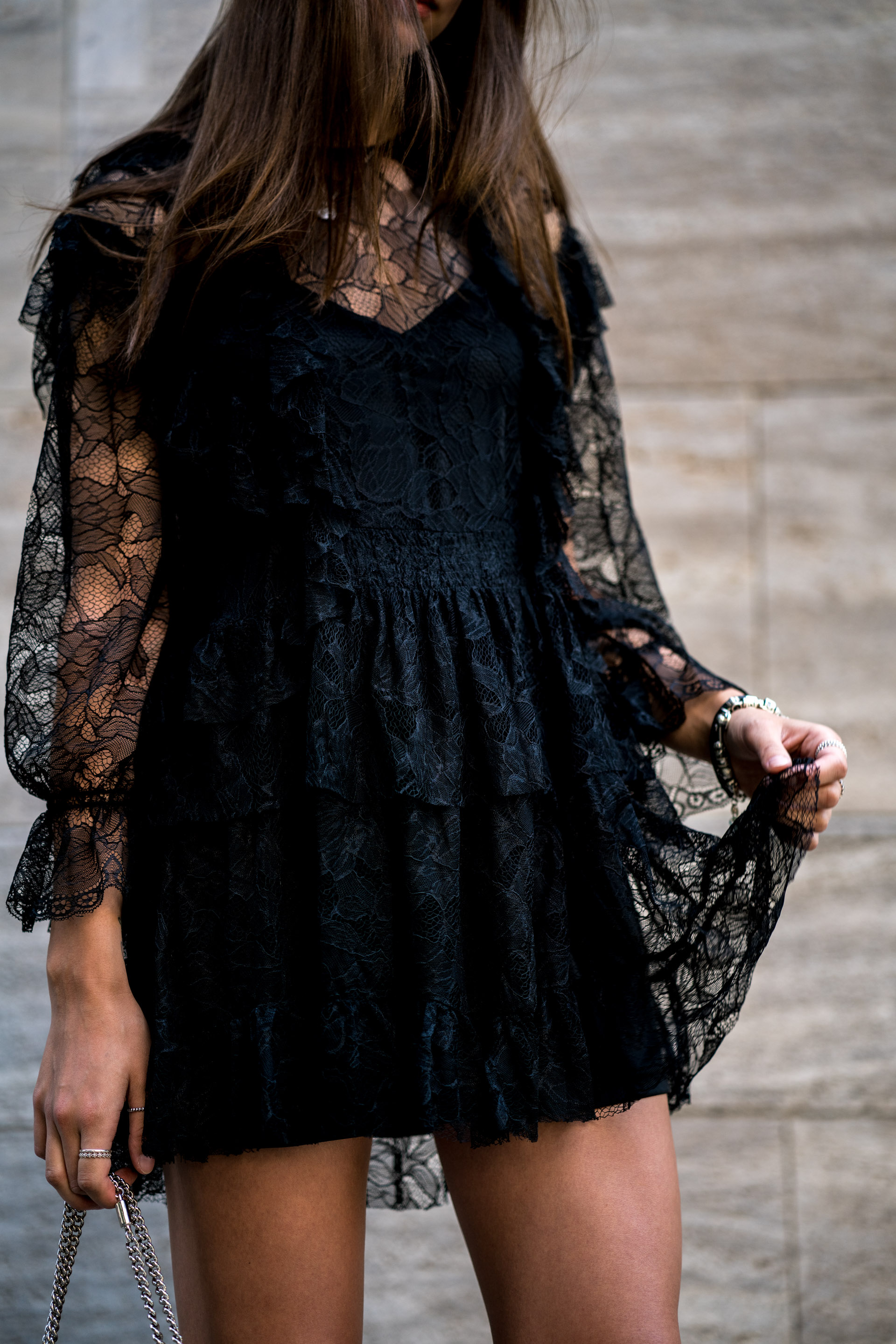 Wearing a Black Lace Dress in Summer Fashionblog Berlin