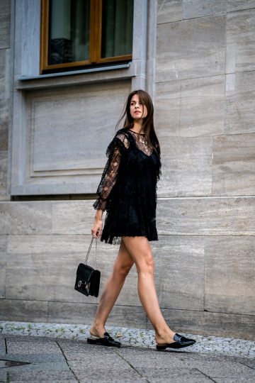 Wearing a Black Lace Dress in Summer || Fashionblog Berlin