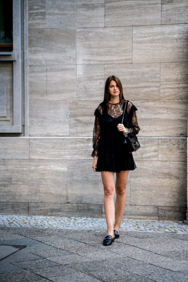 Wearing a Black Lace Dress in Summer || Fashionblog Berlin