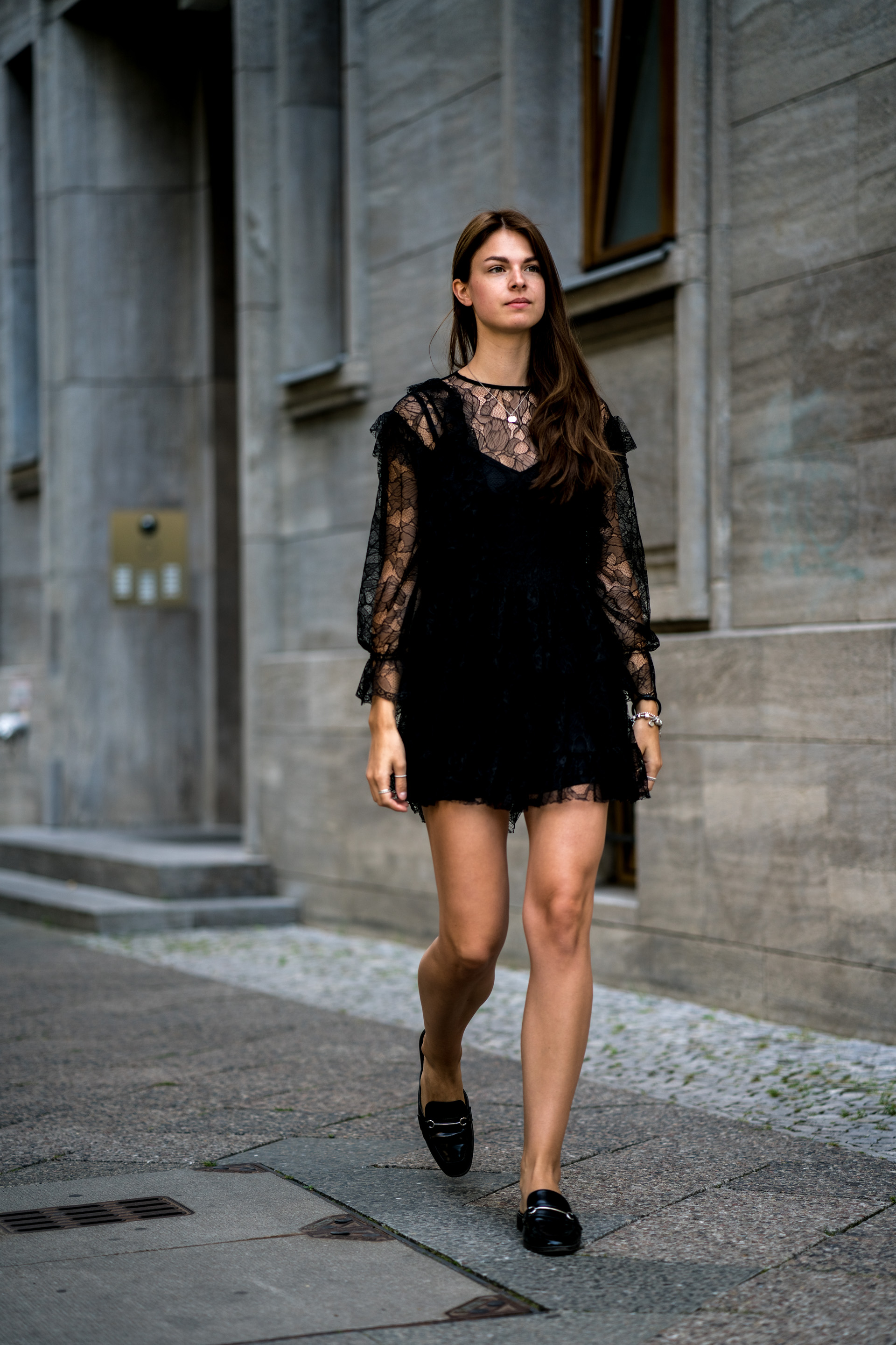 Wearing a Black Lace Dress in Summer Fashionblog Berlin