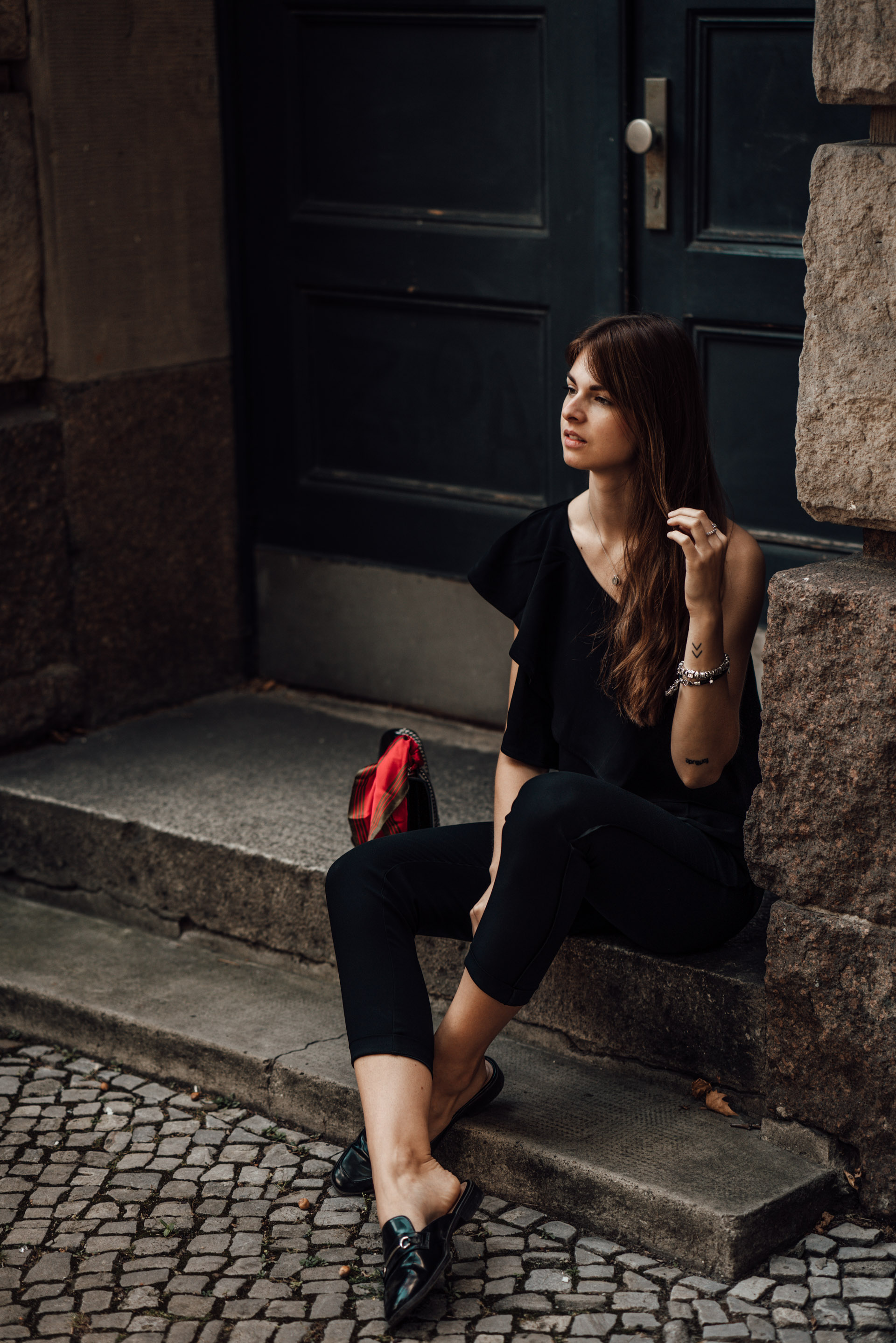 Combining an asymmetric one shoulder shirt with an all black look