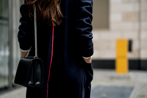 It's all about the details: blue coat with red line || Fashionblog Berlin