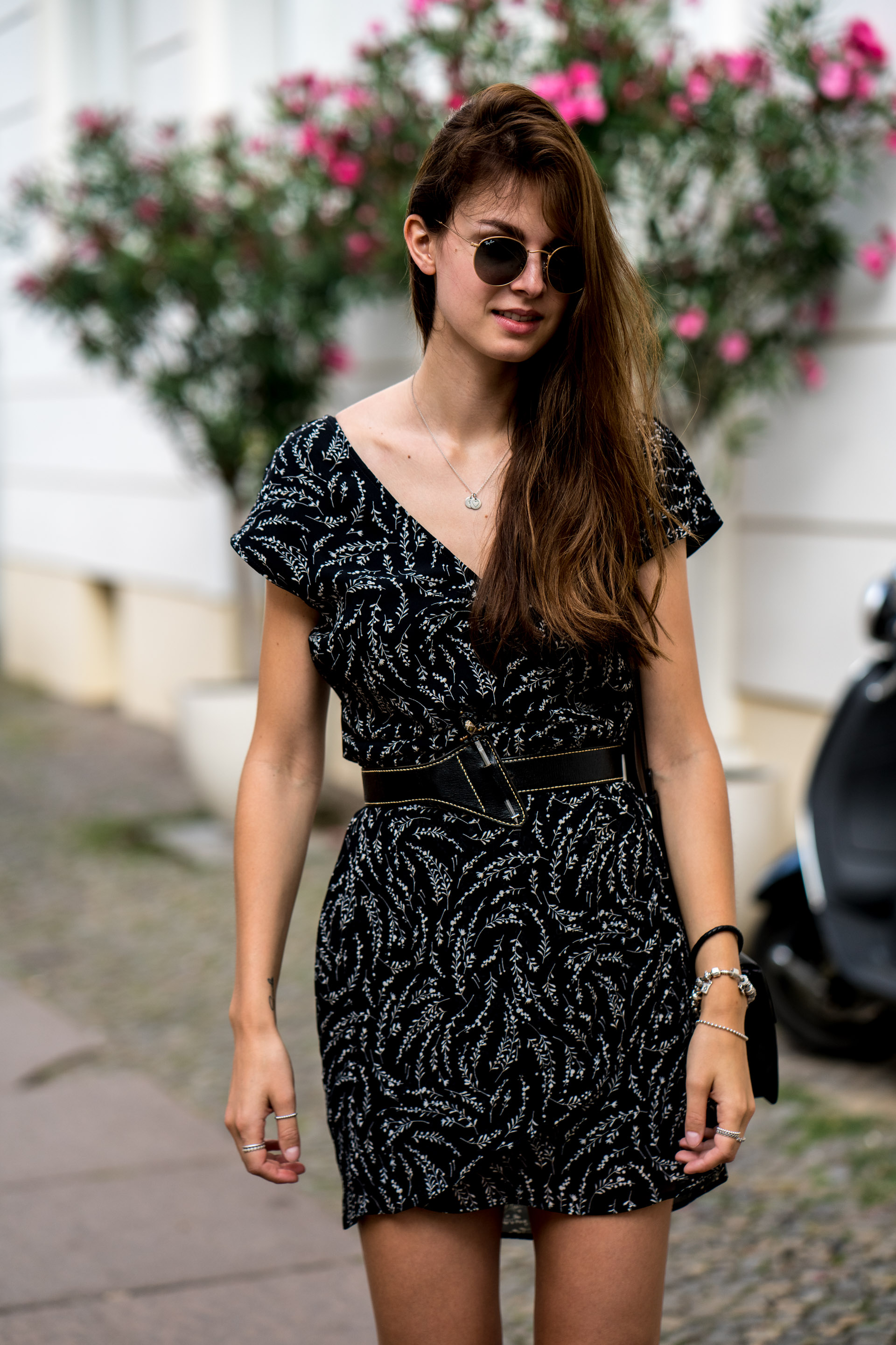 Combining summer dresses with black boots || Fashionblog Berlin