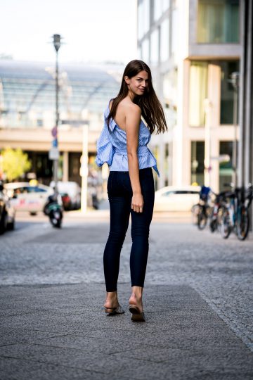 how to wear dark blue jeans