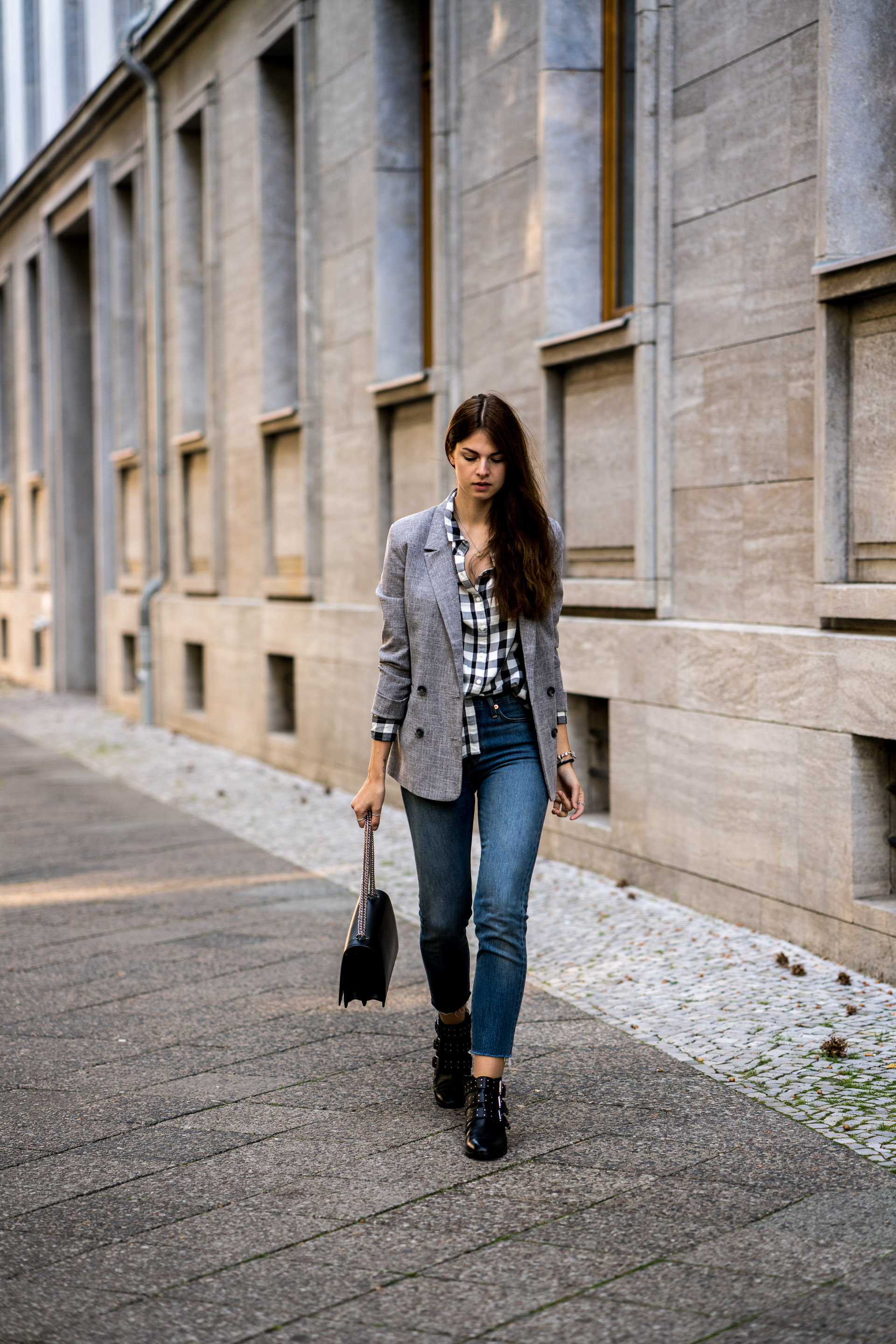 Combining a plaid shirt, blazer and denim Fashionblog Berlin
